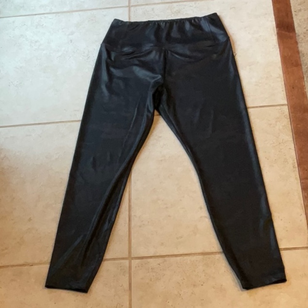Wonderly Camoflage leggings. Black/dark brown.Size L. High rise. Stretchy Comfy